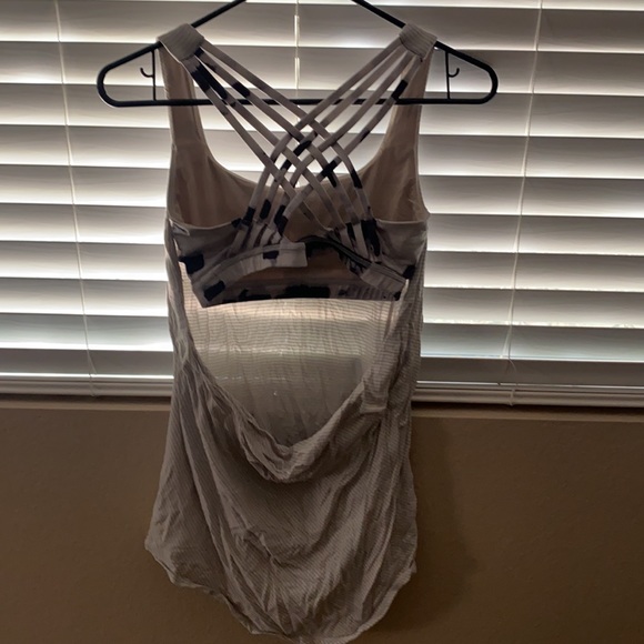 Lululemon top size 6 built-in bra - Picture 2 of 3